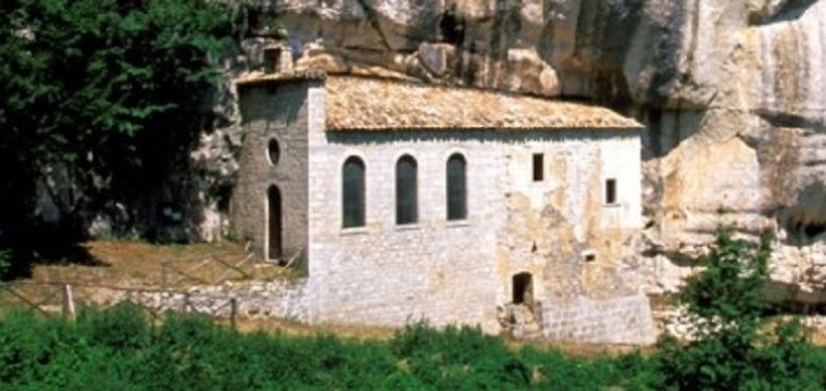 El anillo dell'Eremo S.Onofrio en Serramonacesca